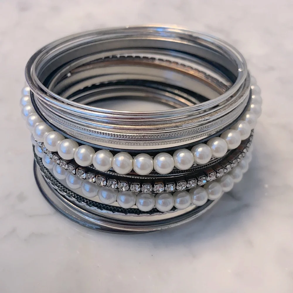 Bangles!‎